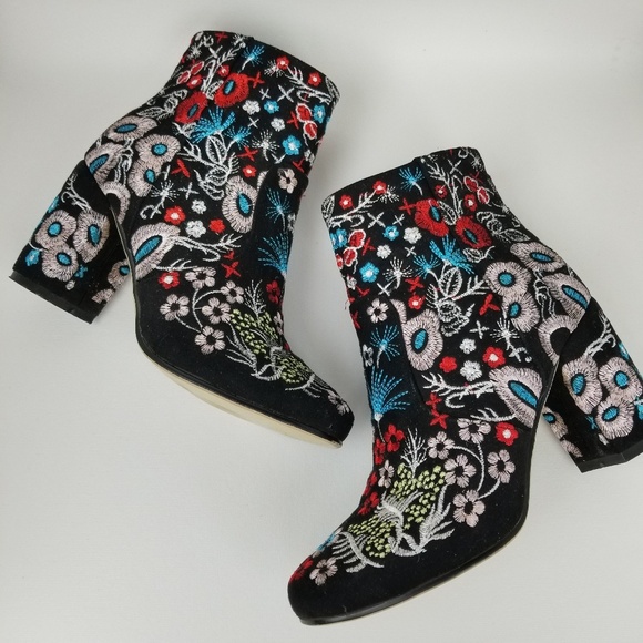 Shoes - Embroidered black ankle boots | metallic| size 9